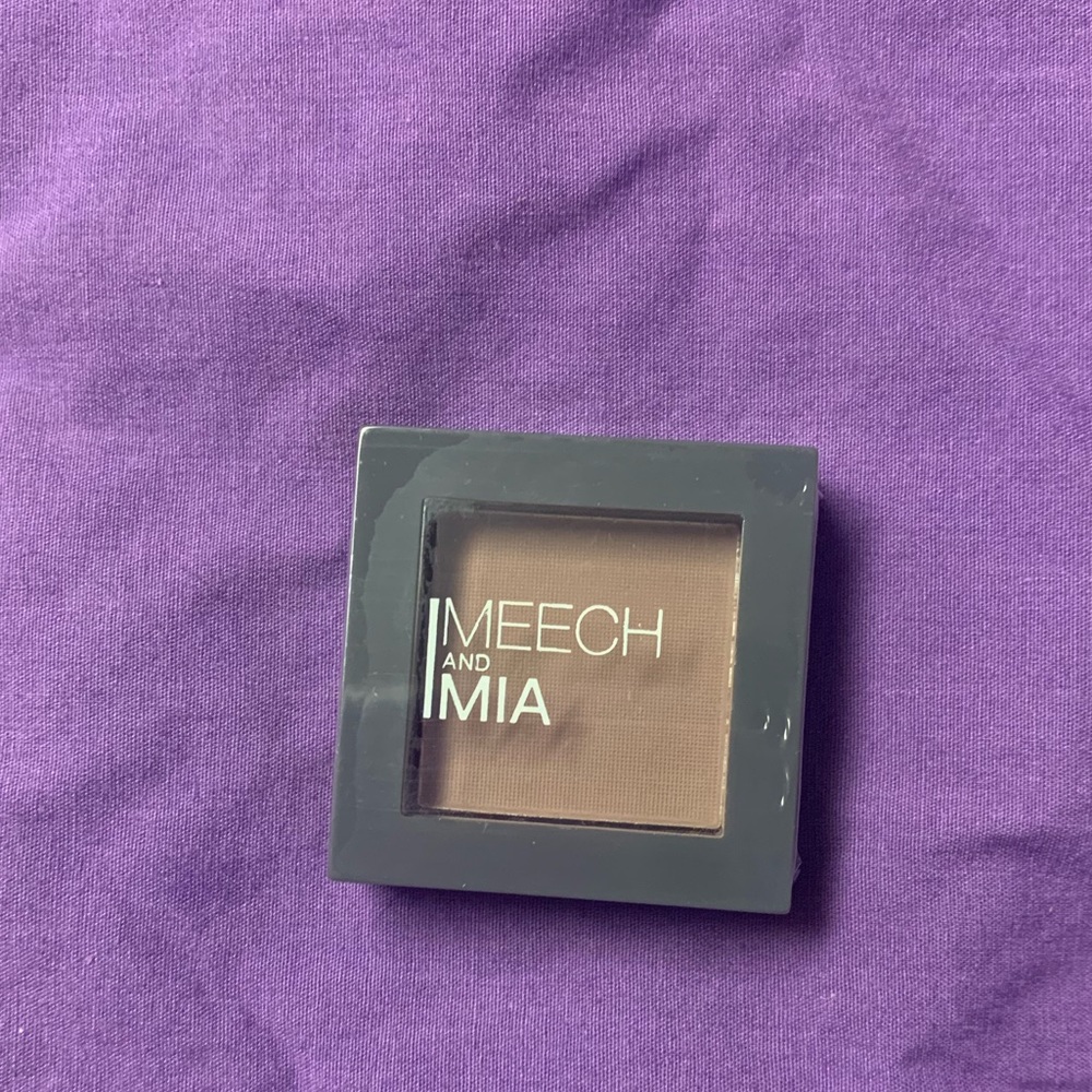 Meech and Mia eyeshadow in Taupe